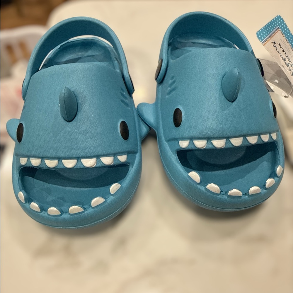 🐋🐋🐋🐋Kids/toddler Shark slip on slides for indoor/outdoor Stepping Stones NWT - Picture 2 of 5